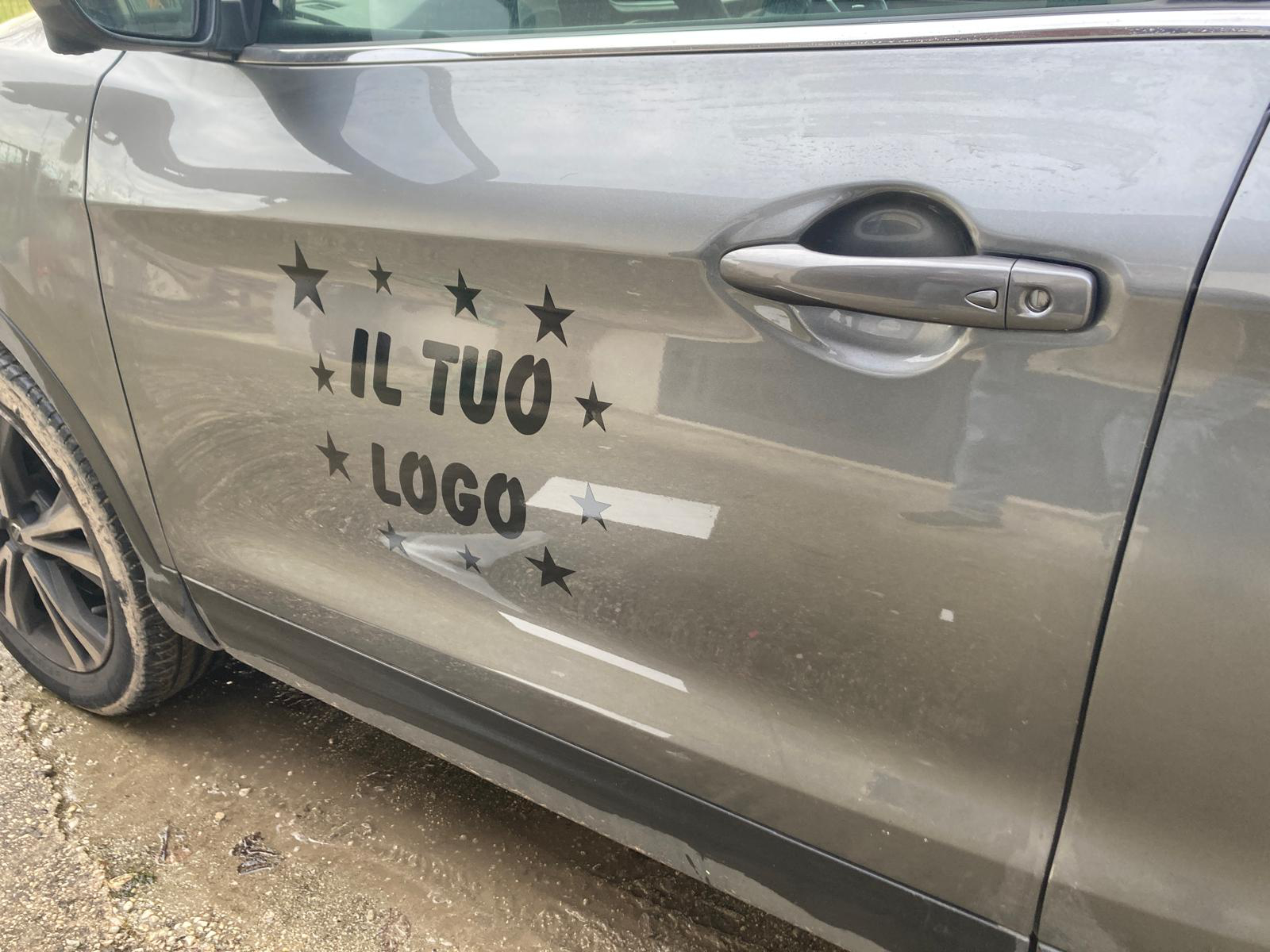 IL TUO LOGO applicato sull'auto