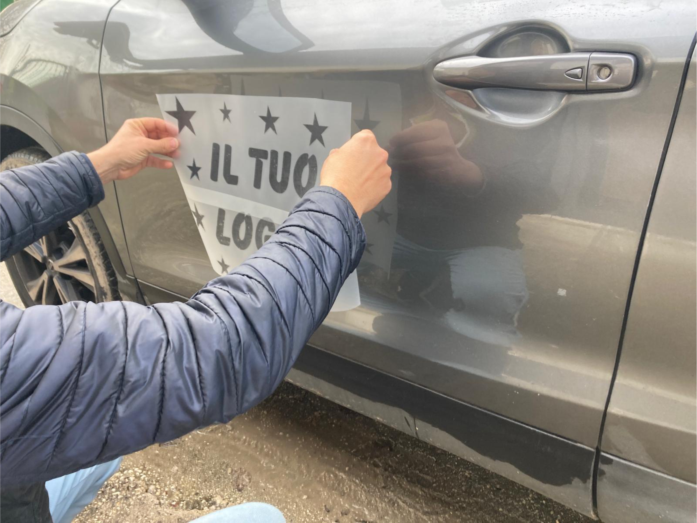 Applicazione dell'adesivo sulla fiancata