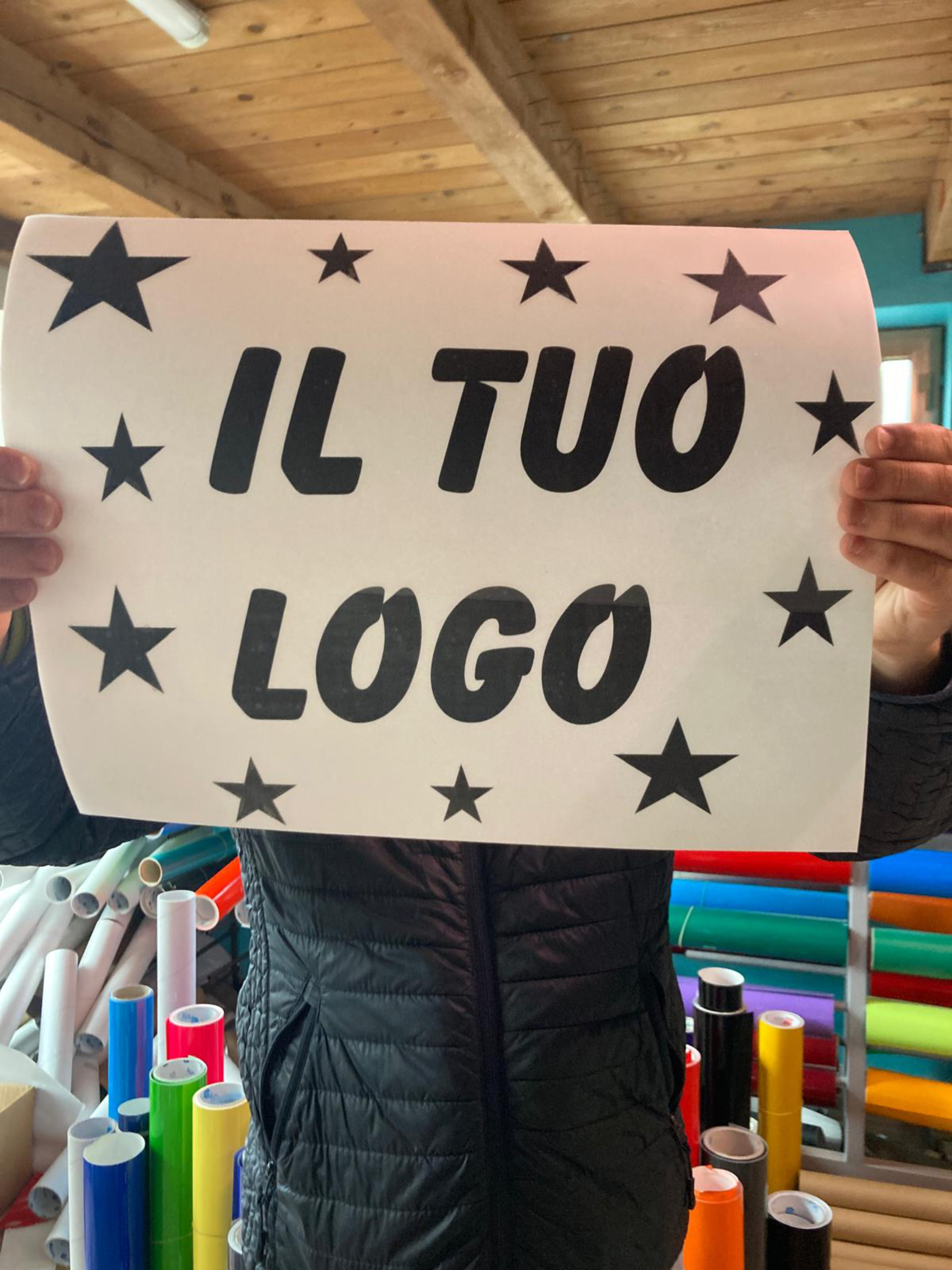 Scritte adesive pronte in laboratorio