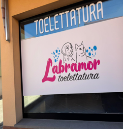 Vetrina del negozio Labramor con l'adesivo DecalFont applicato