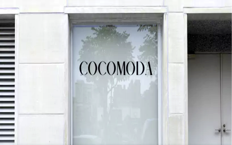 Insegna elegante con scritta adesiva nera su vetrina chiara